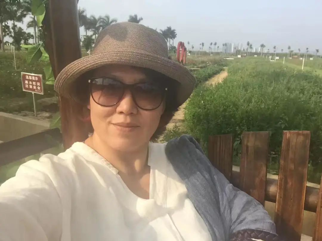 58歲的她，自駕房車旅居，一人兩犬，活成了自己喜歡的樣子