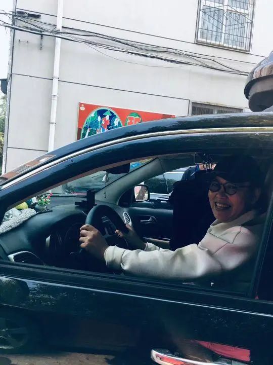58歲的她，自駕房車旅居，一人兩犬，活成了自己喜歡的樣子