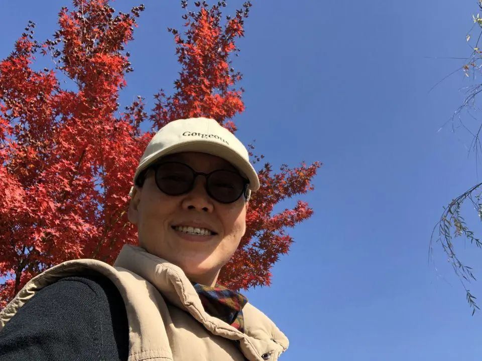 58歲的她，自駕房車旅居，一人兩犬，活成了自己喜歡的樣子