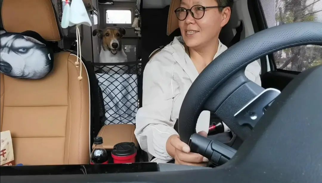 58歲的她，自駕房車旅居，一人兩犬，活成了自己喜歡的樣子