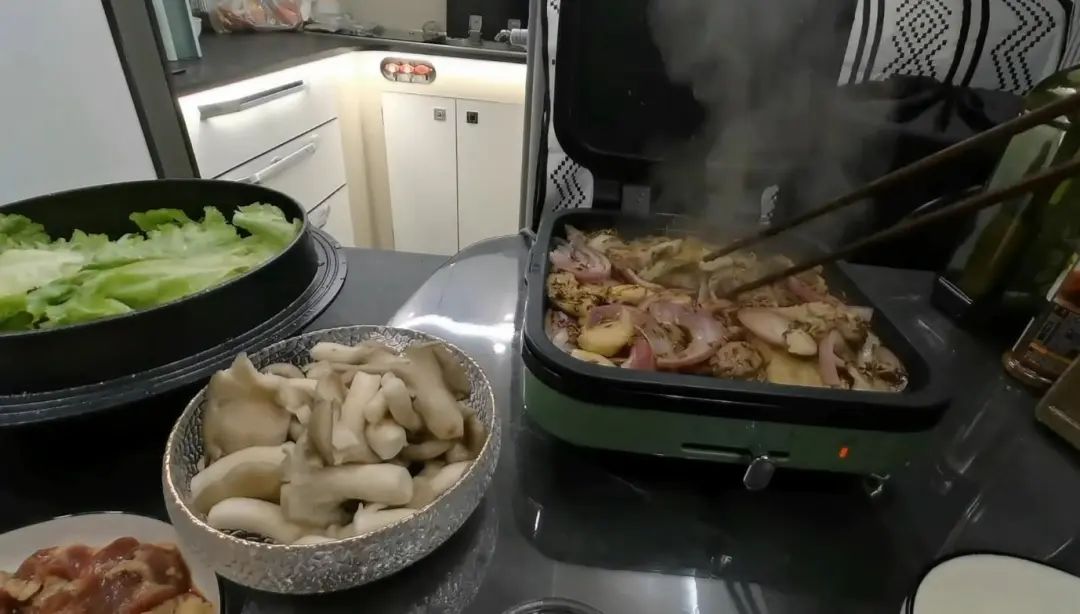 58歲的她，自駕房車旅居，一人兩犬，活成了自己喜歡的樣子
