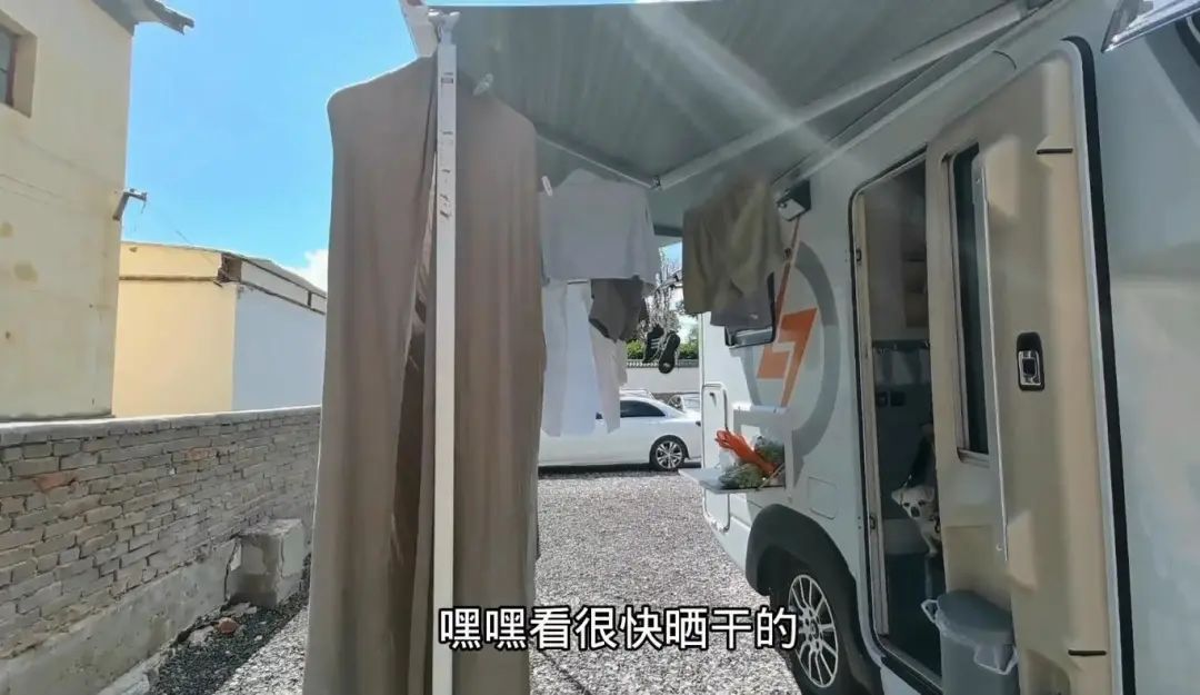 58歲的她，自駕房車旅居，一人兩犬，活成了自己喜歡的樣子